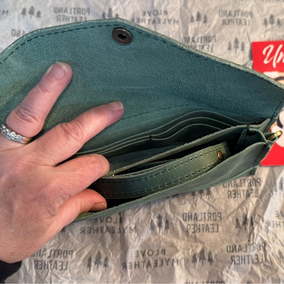 Portland Leather Cucumber Envelope/Crunch Wrap Crossbody - Picture 5 of 5